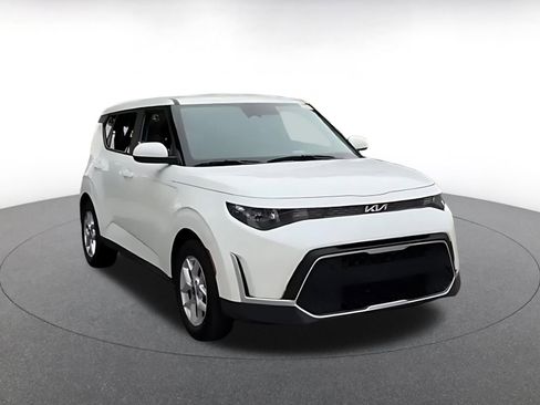 Used 2025 Kia Soul LX w/ LX Technology Package FWD image 3