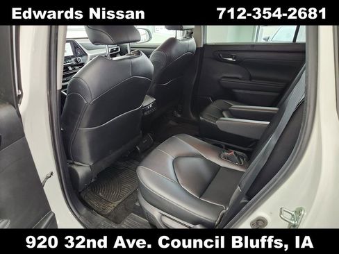 Used 2023 Toyota Highlander XLE image 12