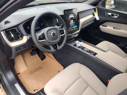 New 2026 Volvo XC60 B5 Plus w/ Climate Package image 10