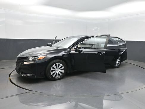 Used 2019 Toyota Camry LE FWD image 36