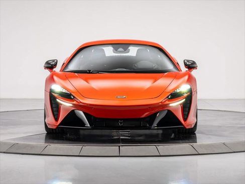 Used 2023 McLaren Artura image 8