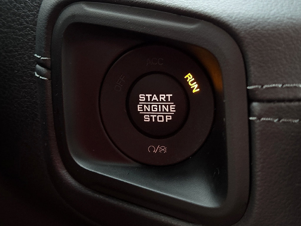 Used 2025 Jeep Gladiator Sport AWD/4WD image 16