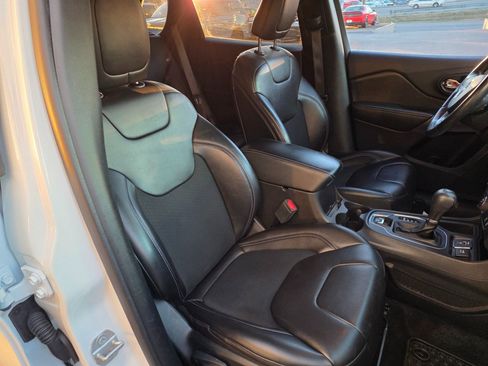 Used 2020 Jeep Cherokee Latitude Plus w/ Cold Weather Group image 15