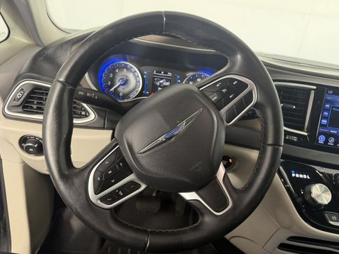Used 2017 Chrysler Pacifica Touring-L FWD image 21