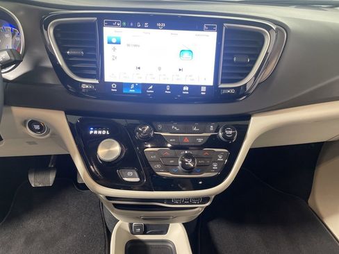 Used 2024 Chrysler Pacifica Touring-L FWD image 15