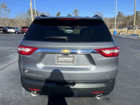 Used 2021 Chevrolet Traverse LT w/ LT Premium Package image 4