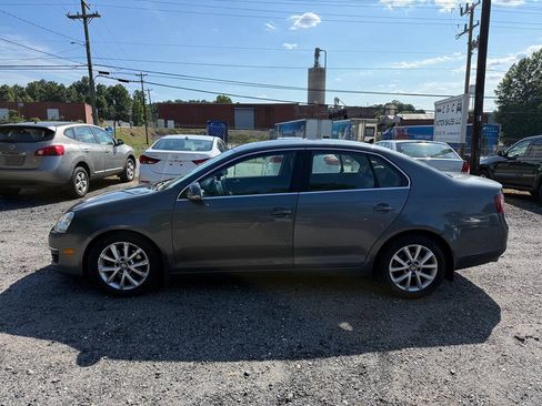 Used 2010 Volkswagen Jetta SE FWD image 2