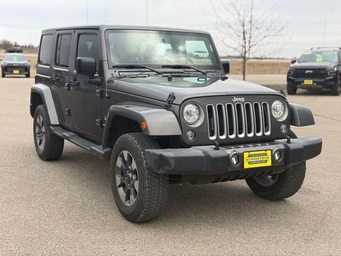 Used 2017 Jeep Wrangler Unlimited Sahara w/ Connectivity Group AWD/4WD image 3