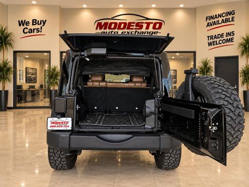 Used 2014 Jeep Wrangler Unlimited Rubicon w/ Connectivity Group AWD/4WD image 5
