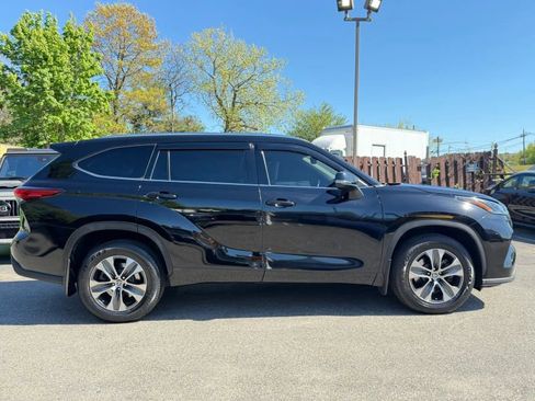 Used 2021 Toyota Highlander XLE AWD/4WD image 5