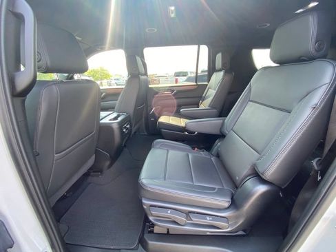 Used 2025 GMC Yukon XL Denali AWD/4WD image 25