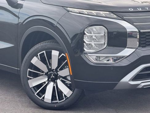 New 2025 Mitsubishi Outlander AWD image 2
