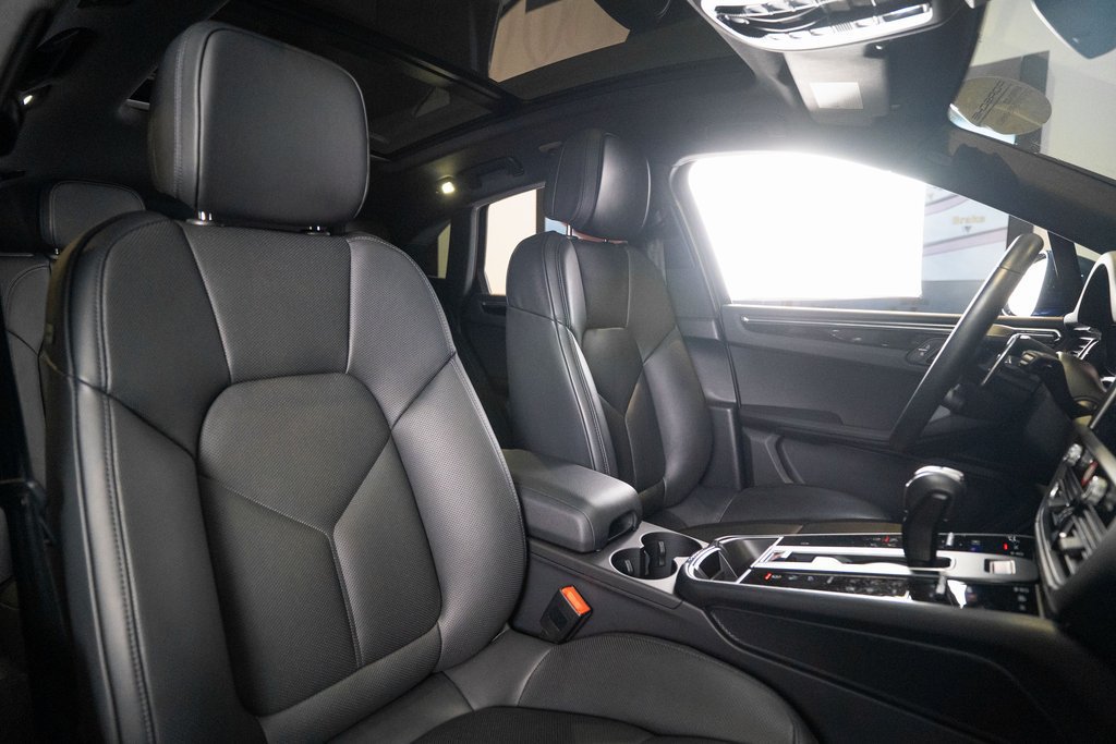 Certified 2025 Porsche Macan AWD/4WD image 17