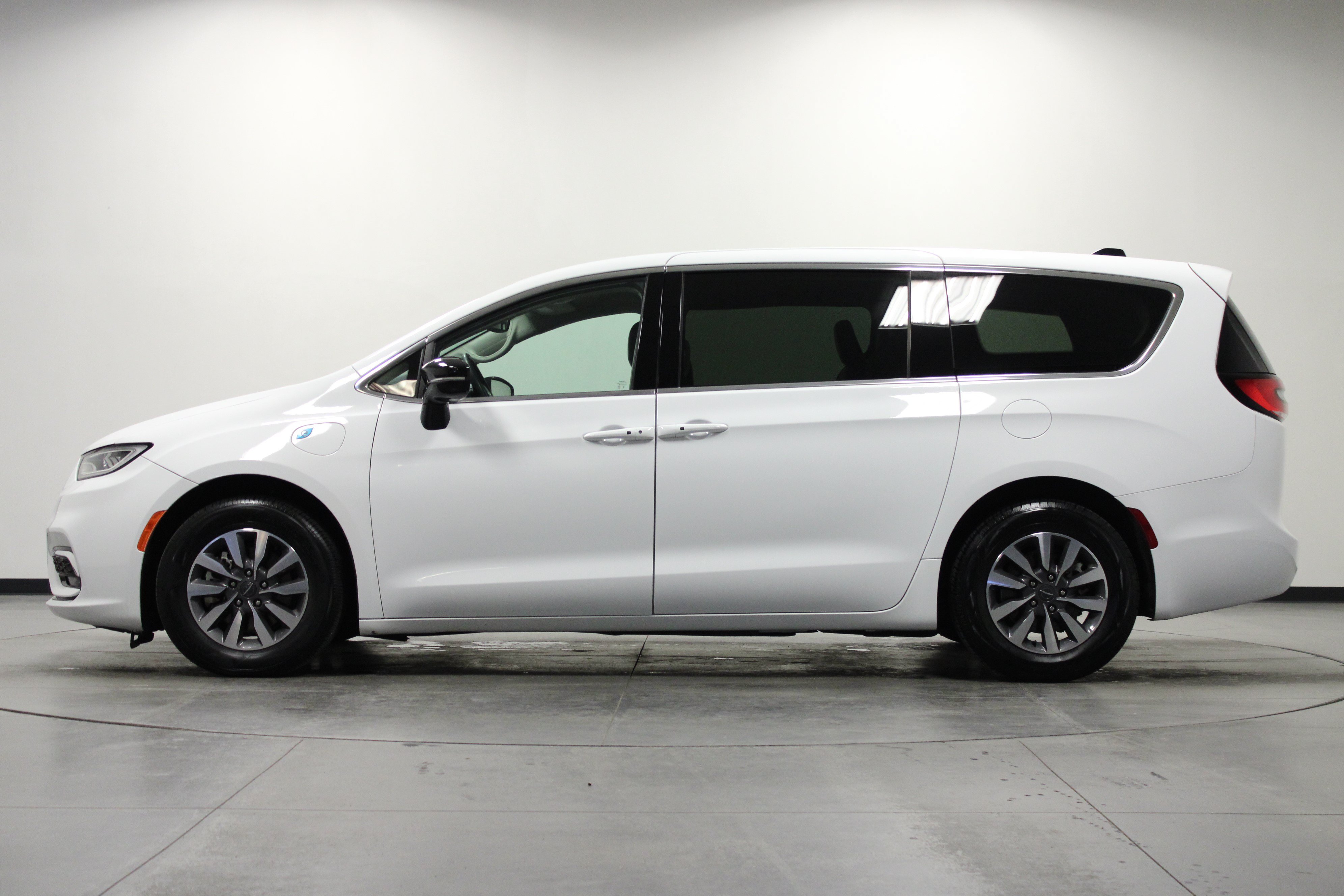 Used 2024 Chrysler Pacifica Limited FWD image 7