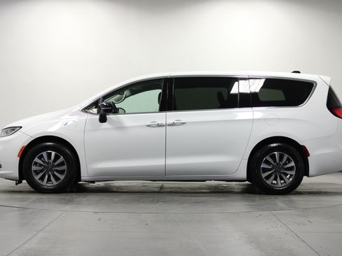 Used 2024 Chrysler Pacifica Limited FWD image 7