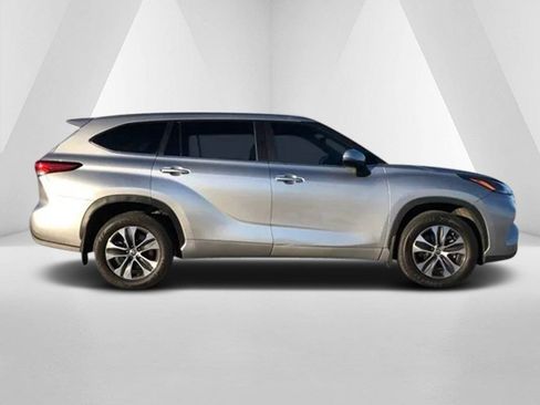 Used 2023 Toyota Highlander XLE FWD image 8