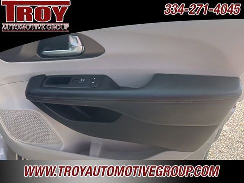 Used 2018 Chrysler Pacifica Touring-L image 28