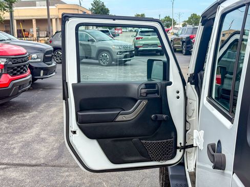 Used 2017 Jeep Wrangler Unlimited Sport w/ Connectivity Group AWD/4WD image 14