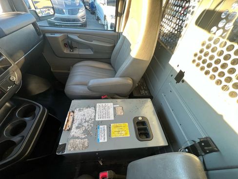 Used 2015 Chevrolet Express 2500 image 27