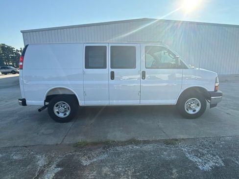 Used 2025 Chevrolet Express 2500 w/ Driver Convenience Package RWD image 6