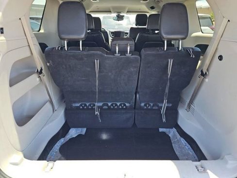 Used 2024 Chrysler Pacifica Touring-L FWD image 10
