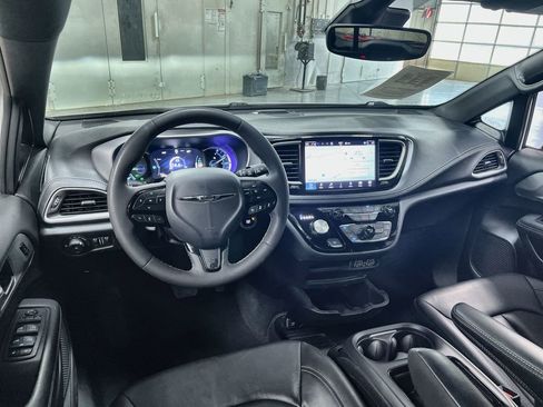 Used 2024 Chrysler Pacifica Select FWD image 19