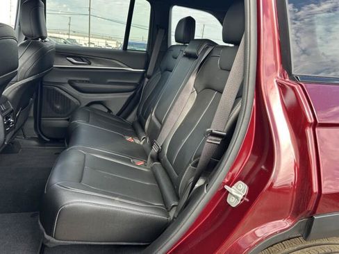 Used 2024 Jeep Grand Cherokee Limited w/ Black Appearance Package AWD/4WD image 8