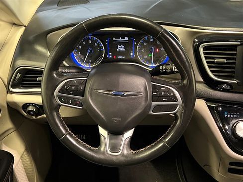 Used 2020 Chrysler Pacifica Touring-L image 18