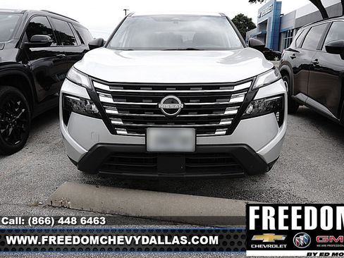 Used 2024 Nissan Rogue S AWD/4WD image 3