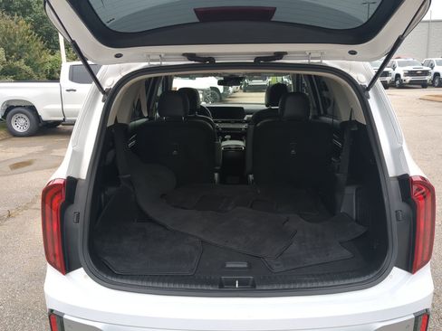 Certified 2023 Kia Telluride S w/ S Sunroof Package AWD/4WD image 22