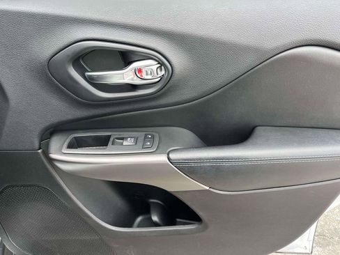 Used 2019 Jeep Cherokee Latitude Plus w/ Cold Weather Group image 20