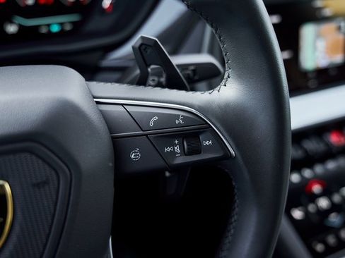 Used 2025 Lamborghini Urus SE image 58