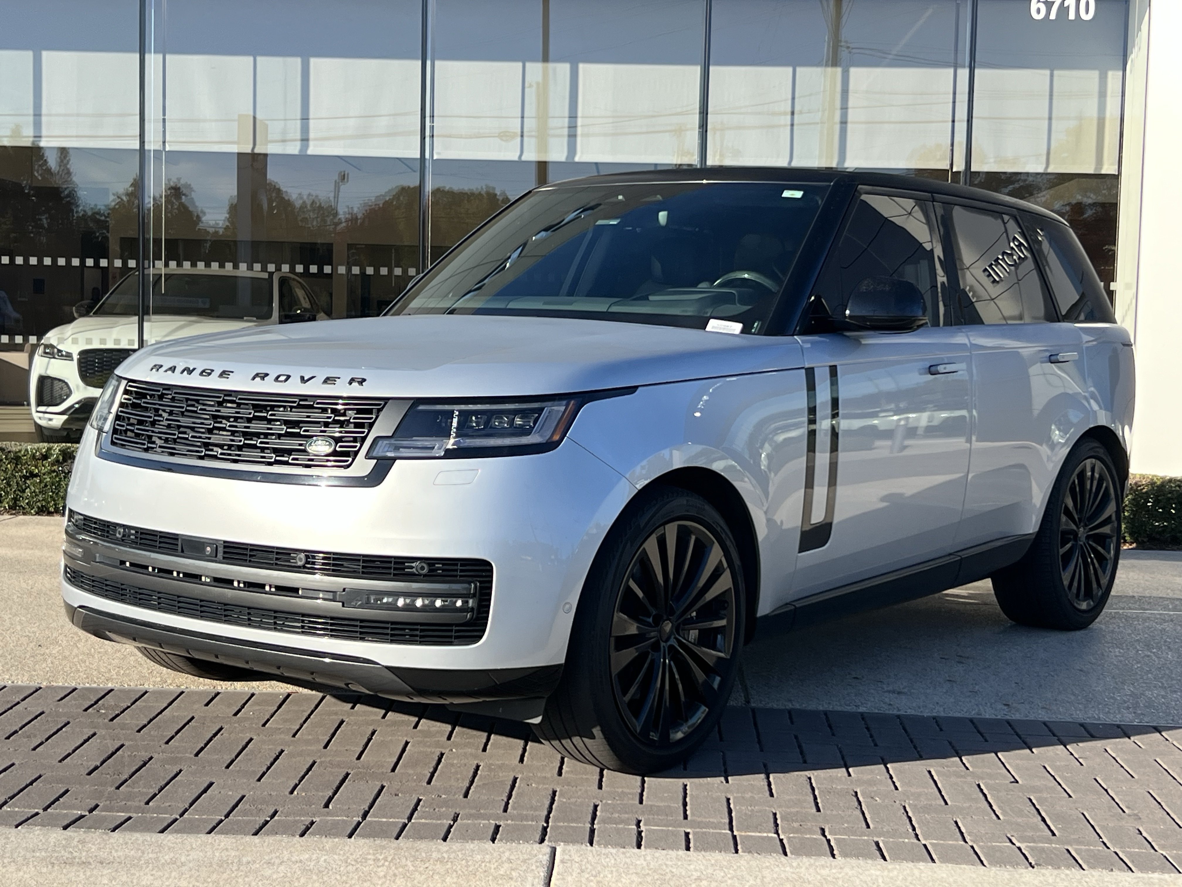 Used 2024 Land Rover Range Rover SE AWD/4WD image 1