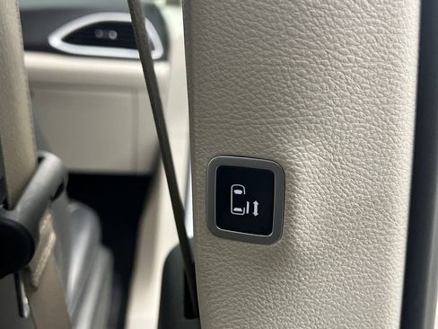 Used 2024 Chrysler Pacifica Touring-L image 24