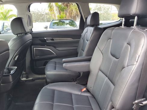 Used 2024 Kia Telluride EX w/ EX Captain's Chair Package FWD image 15