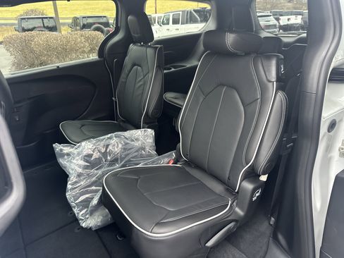 New 2026 Chrysler Pacifica Limited image 13