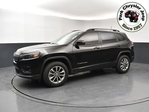 Used 2022 Jeep Cherokee Latitude Lux w/ Sun & Sound Group AWD/4WD image 3