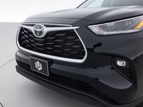 Used 2021 Toyota Highlander XLE AWD/4WD image 16