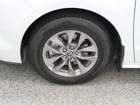 Used 2025 Toyota Sienna XLE FWD image 11