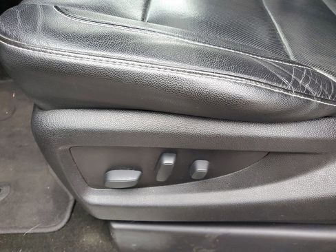 Used 2017 GMC Yukon SLT w/ Premium Edition image 9