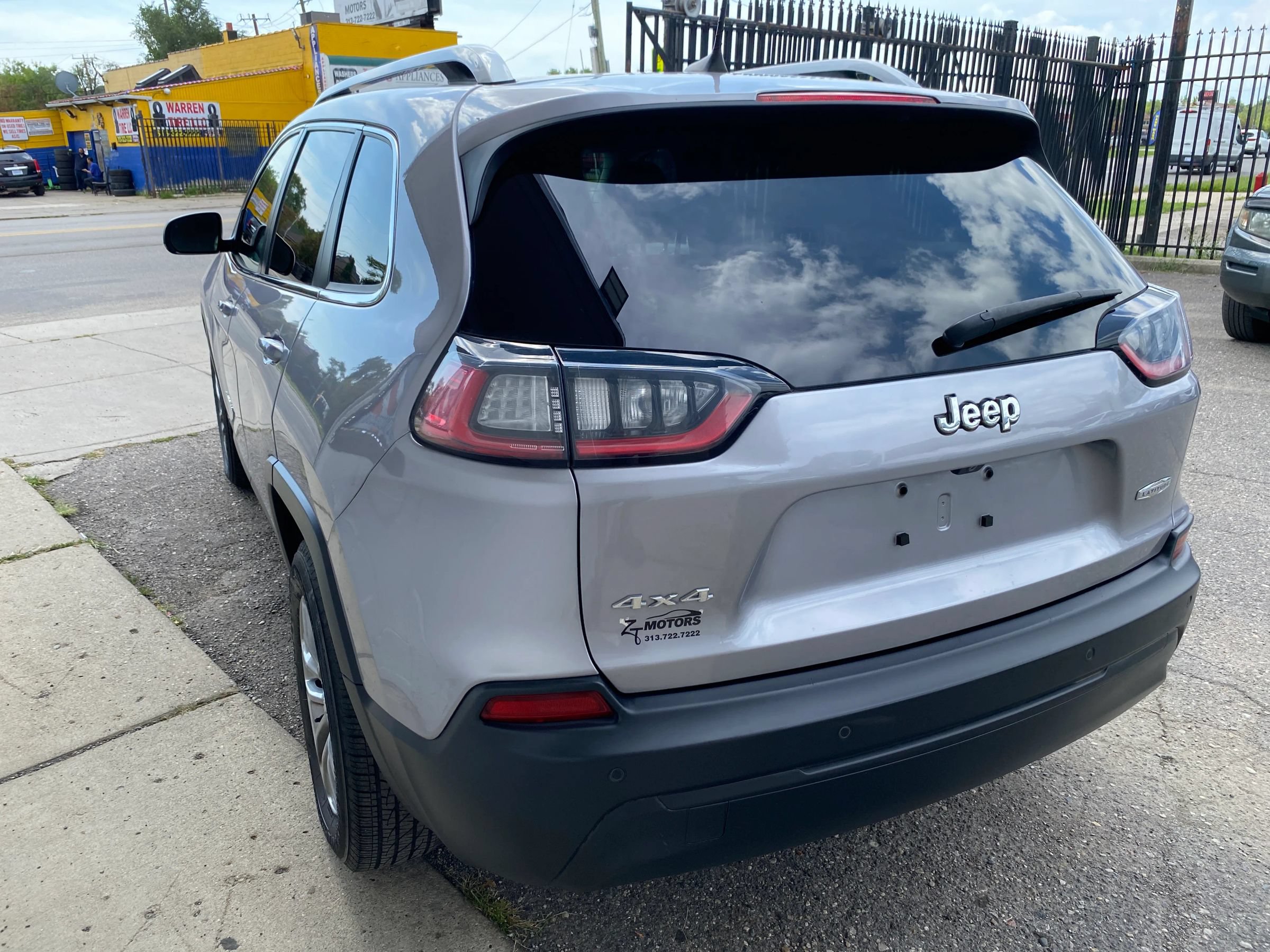 Used 2019 Jeep Cherokee Latitude Plus w/ Cold Weather Group AWD/4WD image 2