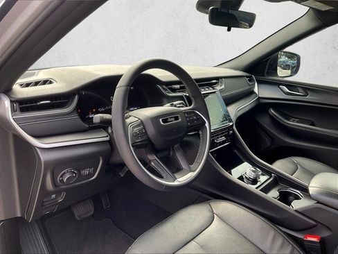 Used 2025 Jeep Grand Cherokee Laredo w/ Luxury Tech Group I RWD image 11