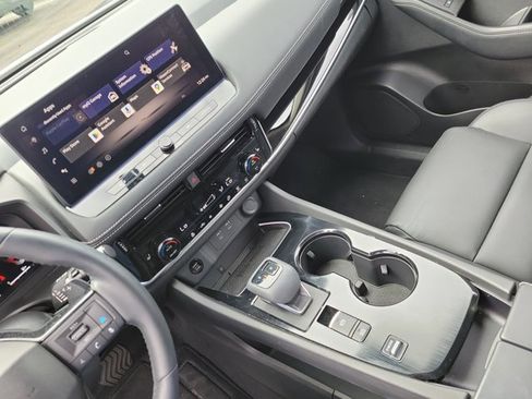 Used 2025 Nissan Rogue SL image 36