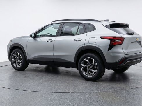 Used 2025 Chevrolet Trax LT FWD image 6
