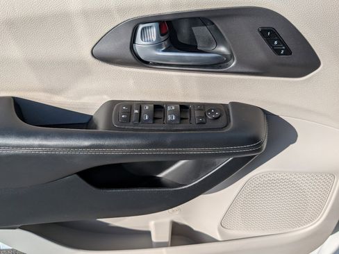 Used 2024 Chrysler Pacifica Touring-L FWD image 15