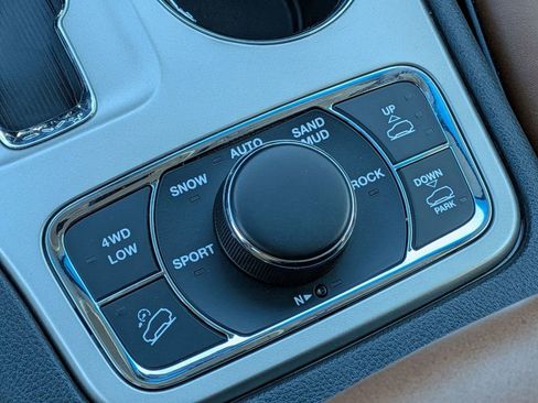 Used 2013 Jeep Grand Cherokee Overland w/ Advance Technology Group image 24