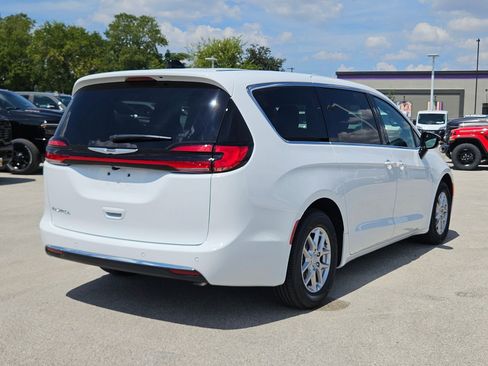 New 2026 Chrysler Pacifica Select image 3