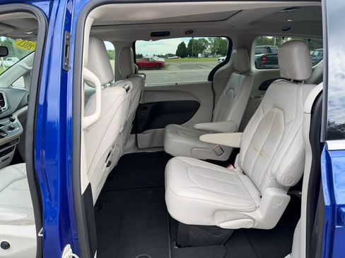 Used 2021 Chrysler Pacifica Touring-L w/ Uconnect Theater Family Group AWD/4WD image 10