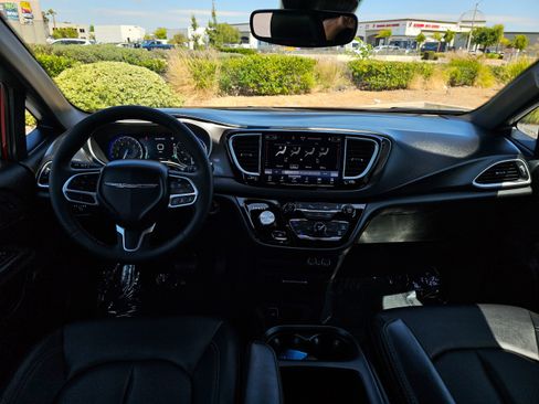 Used 2025 Chrysler Pacifica Select FWD image 23