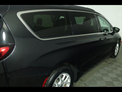 Used 2022 Chrysler Pacifica Touring-L image 20
